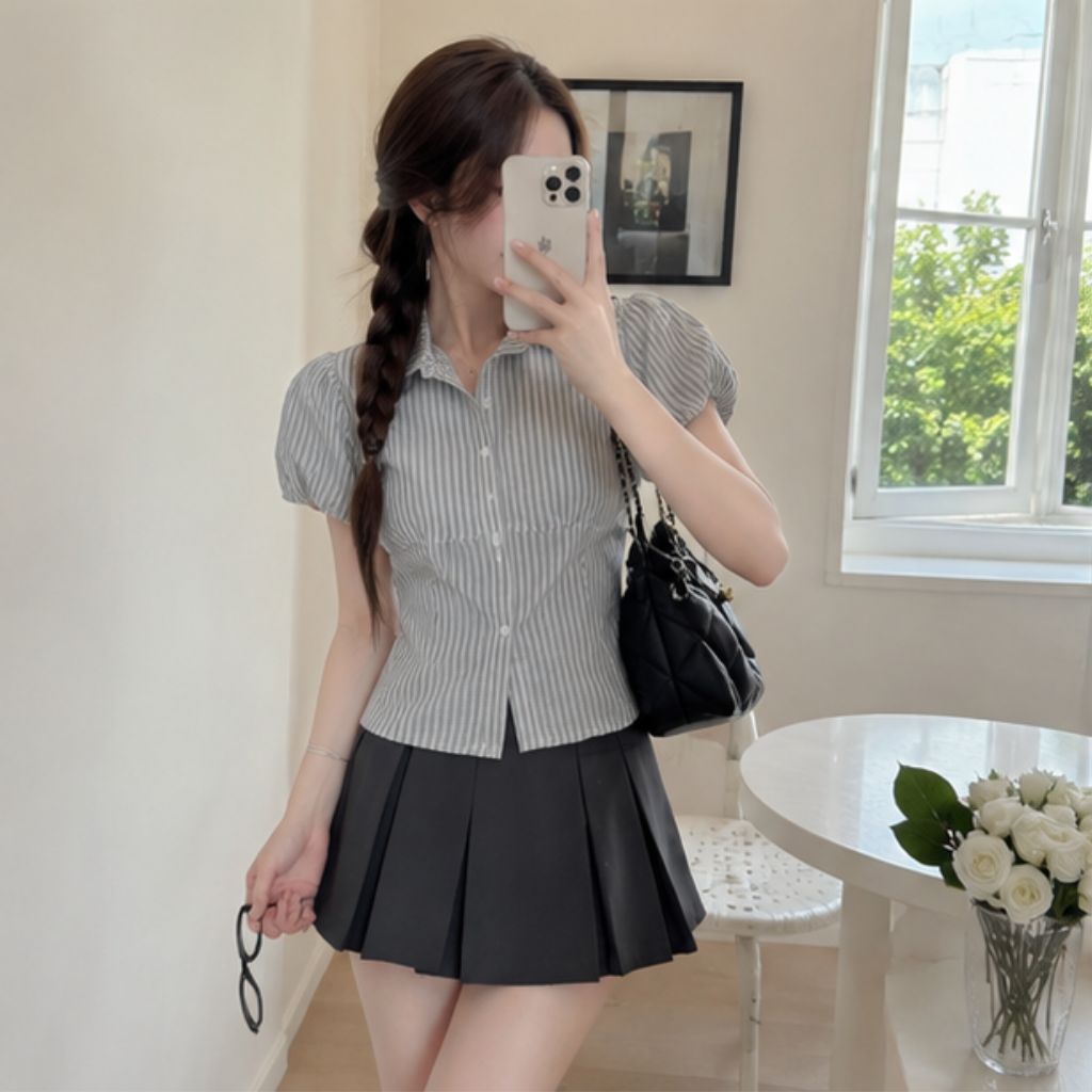 Áo sơ mi kẻ tay phồng dáng ngắn – chất thô linen trẻ trung, nữ tính
