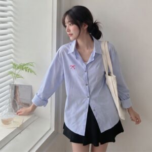 Áo sơ mi thô mềm form rộng thêu nơ – phong cách Hàn Quốc nữ tính