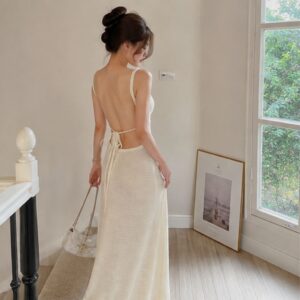 Đầm maxi len dáng dài khoe lưng – nhẹ nhàng nhưng vẫn cực quyến rũ