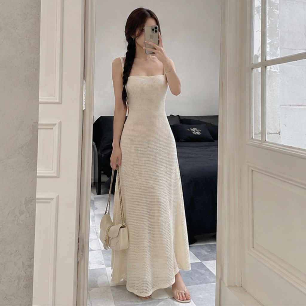 Đầm maxi len dáng dài khoe lưng – nhẹ nhàng nhưng vẫn cực quyến rũ