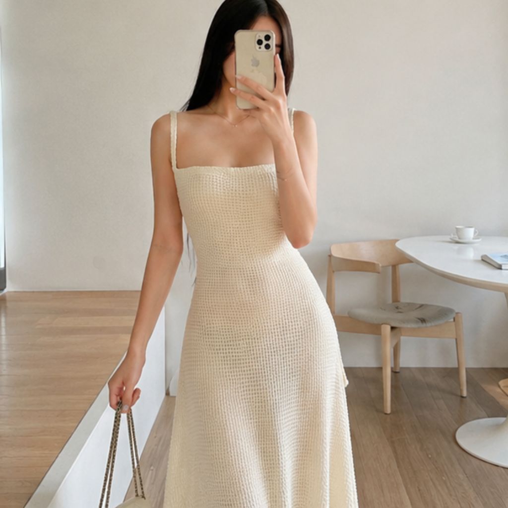 Đầm maxi len dáng dài khoe lưng – nhẹ nhàng nhưng vẫn cực quyến rũ