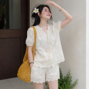 Set đồ nữ cổ V phối ren hoa – mix quần short dễ thương chuẩn style Hàn - Hình ảnh 2