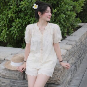 Set đồ nữ cổ V phối ren hoa – mix quần short dễ thương chuẩn style Hàn