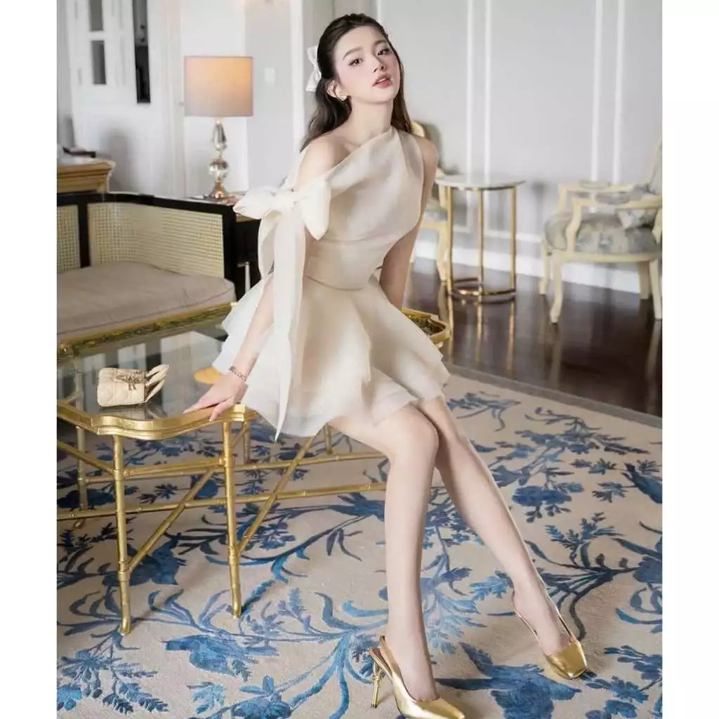 Váy lệch vai buộc nơ chiết eo – đầm tiểu thư tơ xốp tôn dáng cực xinh
