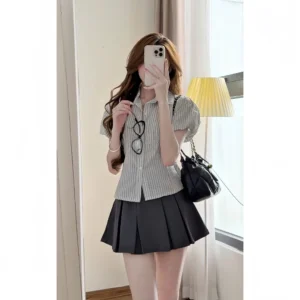 Áo sơ mi kẻ tay phồng dáng ngắn – chất thô linen trẻ trung, nữ tính