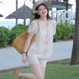 Set đồ nữ cổ V phối ren hoa – mix quần short dễ thương chuẩn style Hàn - Hình ảnh 3