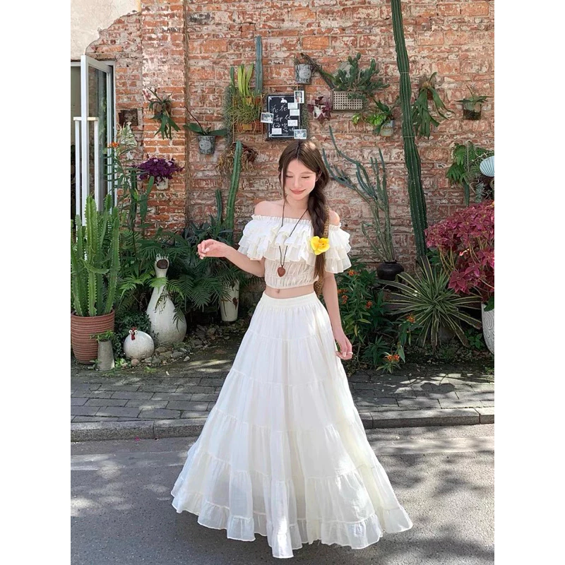 Set áo croptop trễ vai phối chân váy dài xoè – outfit đi biển sang chảnh - Ảnh 4
