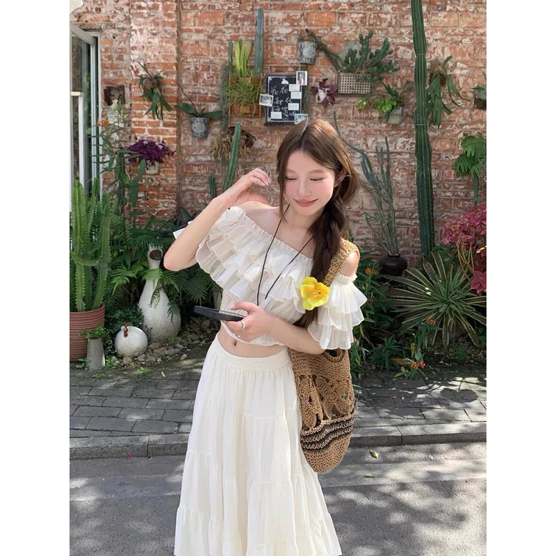 Set áo croptop trễ vai phối chân váy dài xoè – outfit đi biển sang chảnh - Ảnh 2