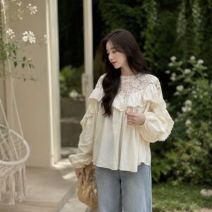 Áo sơ mi phối ren dáng babydoll tay bồng phong cách tiểu thư nữ tính - Hình ảnh 1