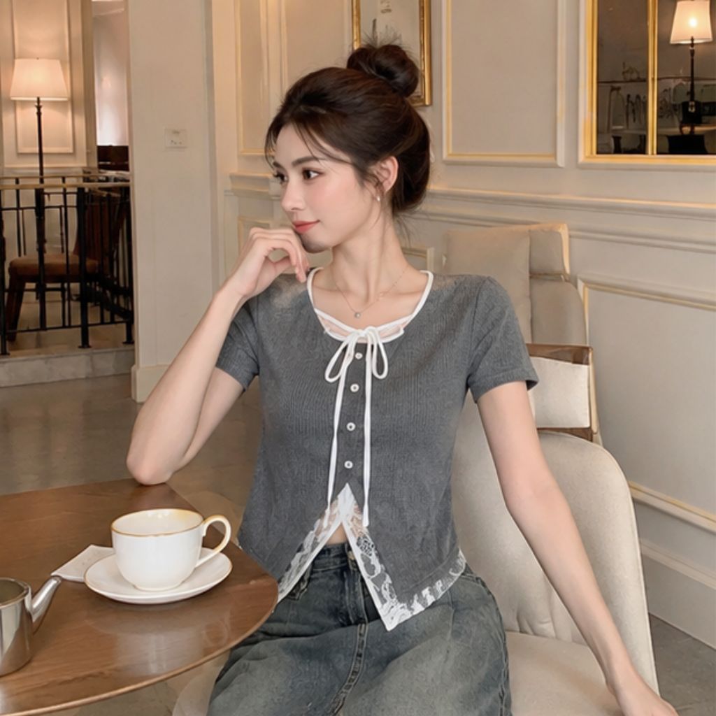 Áo thun cúc dọc phối ren nơ cổ nữ tính thanh lịch dễ phối đồ