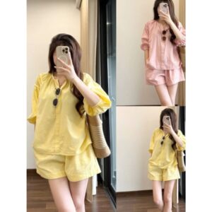 Bộ sơ mi đũi nữ màu vàng cổ trụ phối quần short nhún eo trẻ trung