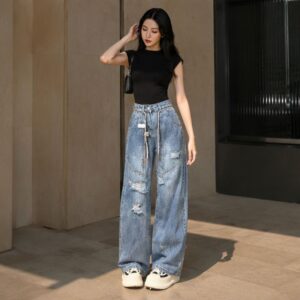 Quần jean nữ ống suông rách gối thêu chữ sau cạp cao màu xanh nhạt cá tính - Hình ảnh 3