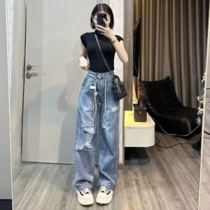 Quần jean nữ ống suông rách gối thêu chữ sau cạp cao màu xanh nhạt cá tính