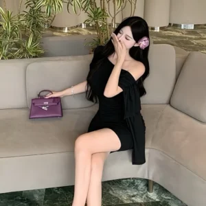 Váy trễ vai lệch vai ôm body nhún eo dây thả dài màu đen sang chảnh