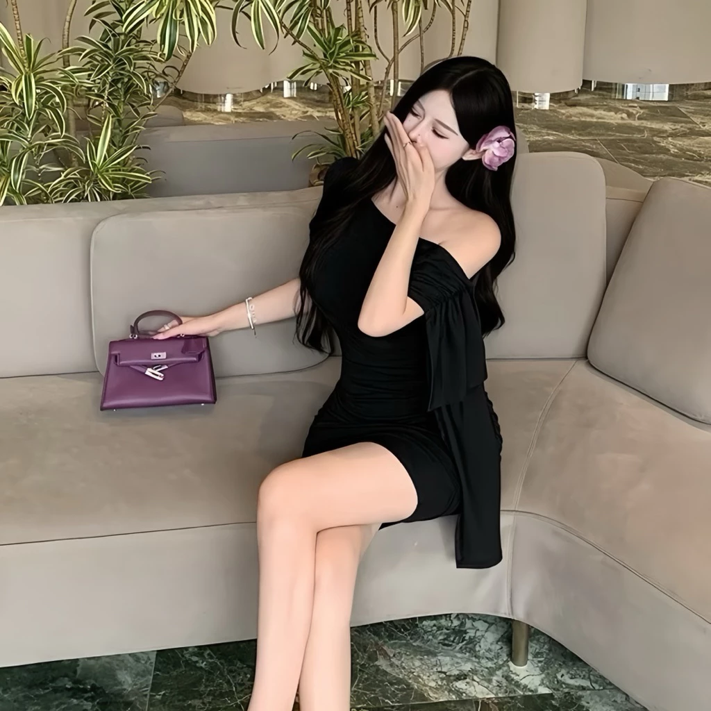 Váy trễ vai lệch vai ôm body nhún eo dây thả dài màu đen sang chảnh