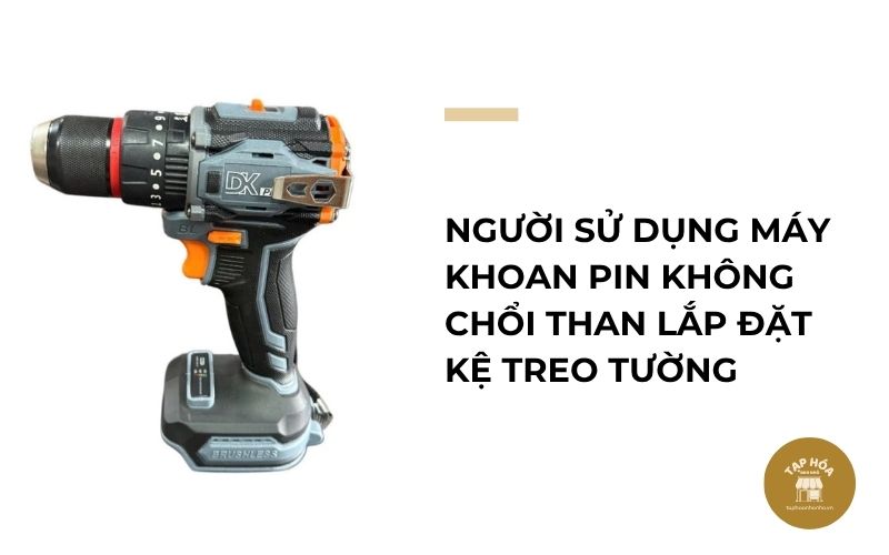 Người sử dụng máy khoan pin không chổi than lắp đặt kệ treo tường