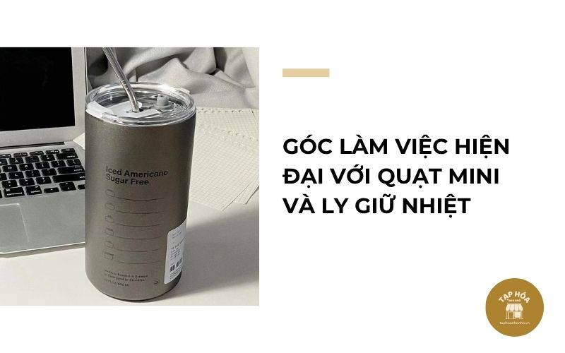 Góc làm việc hiện đại với quạt mini và ly giữ nhiệt