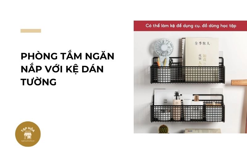 Phòng tắm ngăn nắp với kệ dán tường