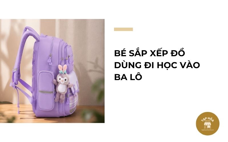 Bé sắp xếp đồ dùng đi học vào ba lô