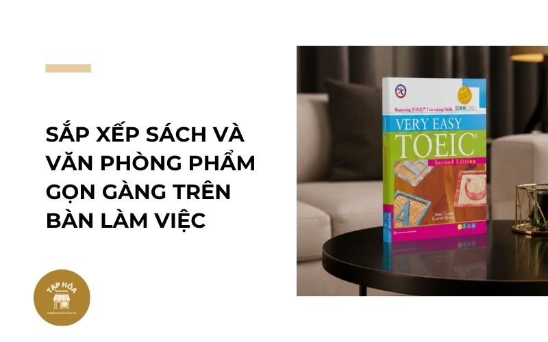 Sắp xếp sách và văn phòng phẩm gọn gàng trên bàn làm việc