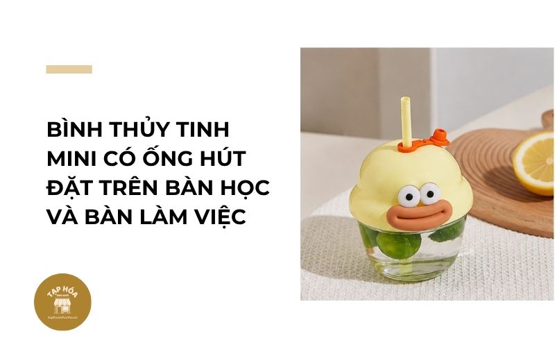 Bình thủy tinh mini có ống hút đặt trên bàn học và bàn làm việc