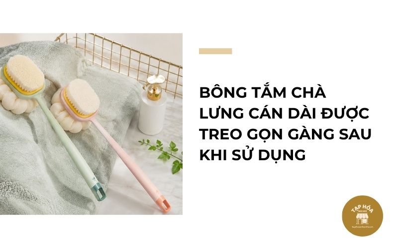 Bông tắm chà lưng cán dài được treo gọn gàng sau khi sử dụng