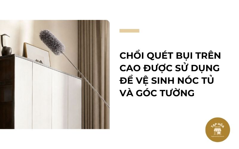 Chổi quét bụi trên cao được sử dụng để vệ sinh nóc tủ và góc tường