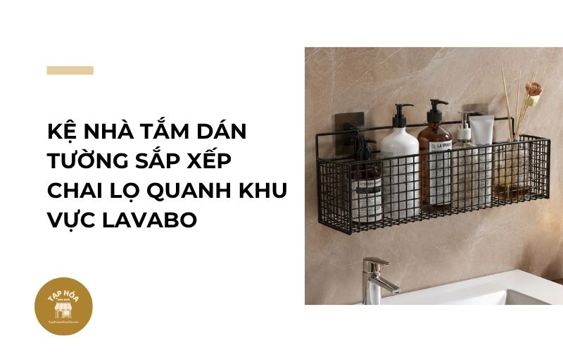 Kệ nhà tắm dán tường sắp xếp chai lọ quanh khu vực lavabo