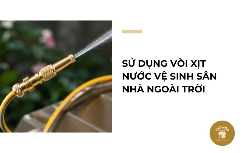 Sử dụng vòi xịt nước vệ sinh sân nhà ngoài trời
